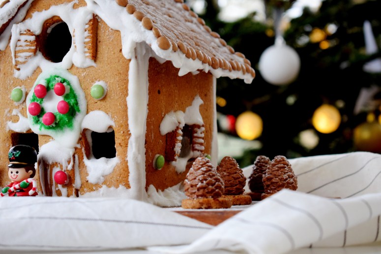 GINGERBREADHOUSE.jpg15