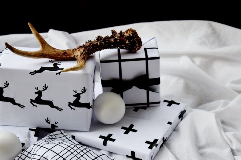 WRAPPING-PAPER-BLACK-2