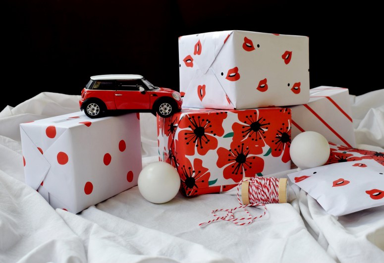 XMASWRAPPING-RED2